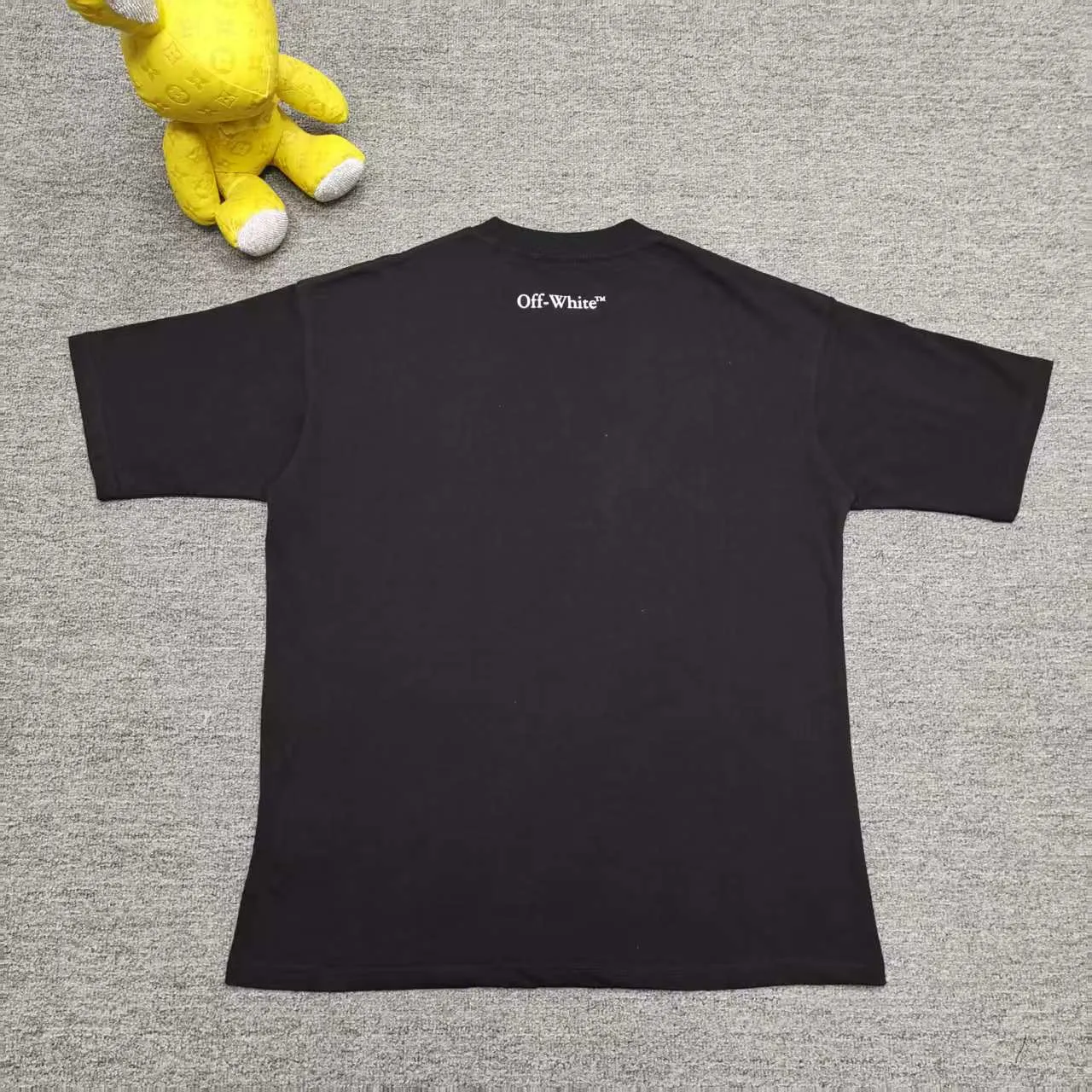 The top proven version OFF-WHI* 25SS new printed short-sleeves, loose fit, the same style for male and female couples stars. American designer Virgil Abloh founded the luxury street brand Off-White based on the pop culture of the younger generation. Walking between street culture and high-end fashion, contemporary elements are used to interpret youth culture, and fine workmanship is used to interpret trendy clothing. Photos, paintings and eye-catching graphic printing are all sources of inspiration for the designer. 32 counts of 260g double yarn pure cotton fabric, the printing uses Kornit digital direct injection technology, and the picture is clear. The white glue base ensures the firmness of the printing, and machine washing is stress-free - 1:1 original mold opening, ZP development, perfectly restored to the original version, produced by a large factory, not produced by a small factory on the market, fine wiring, top-notch craftsmanship, welcome to compare - A complete set of customized accessories for collar labels, hang tags, and wash water labels - Exclusive logo packaging - No matter age, body shape or gender, it is very suitable for both men and women. All details are real photos, buy with confidence. Color: black, white Size: S-XL P;120